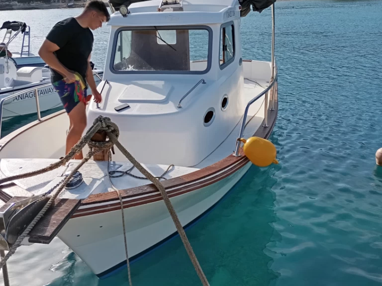 Saronic Boats  Saronic 830 charter bareboat eller skeppad i Marathi