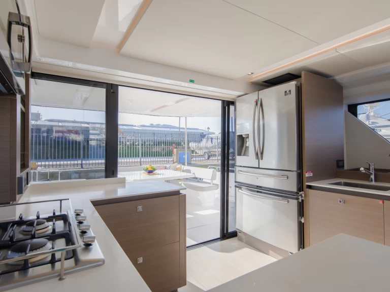 Leopard Leopard 53 Powercat charter bareboat eller skeppad i Road Town