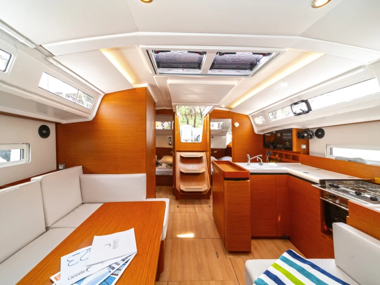 Uthyrning Segelbåt  Jeanneau med en båtlicens 