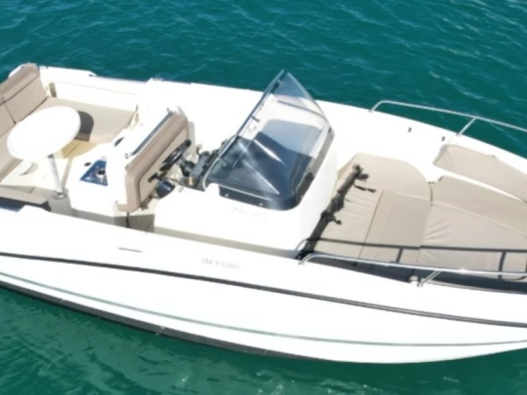 Hyr en Quicksilver Active 755 open Marseille 