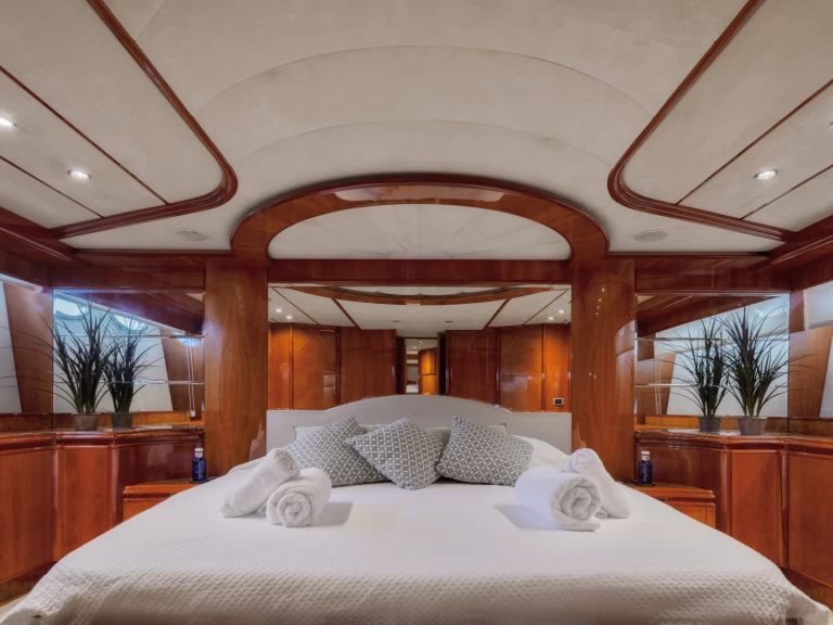 Hyra Lyx yacht med eller utan skeppare Astondoa Barcelona 