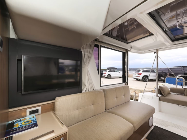 Bali Bali 4.2 charter bareboat eller skeppad i Biograd Na Moru