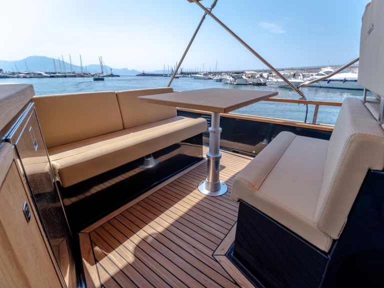 Hyra Motorbåt  med eller utan skeppare Nautica Esposito Marinella di Sarzana 