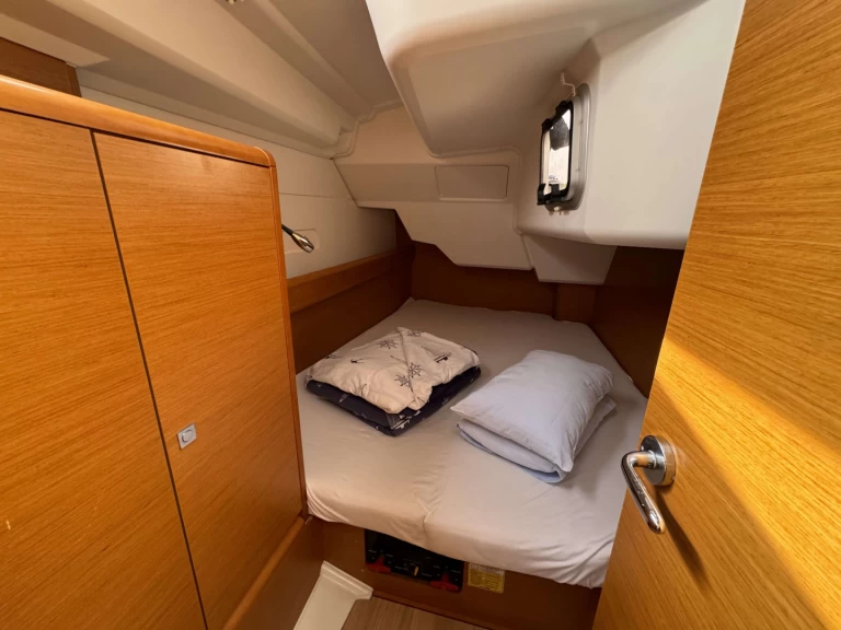 Jeanneau Sun Odyssey 389 charter bareboat eller skeppad i Rogoznica