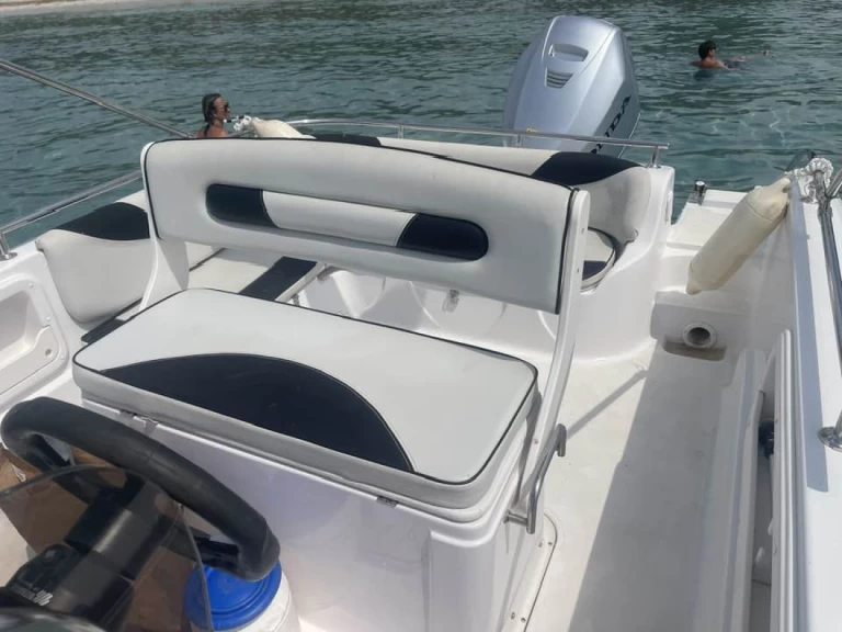 Uthyrning Motorbåt  Ranieri med en båtlicens 