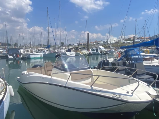 Hyr en Quicksilver Activ 675 Open La Rochelle 
