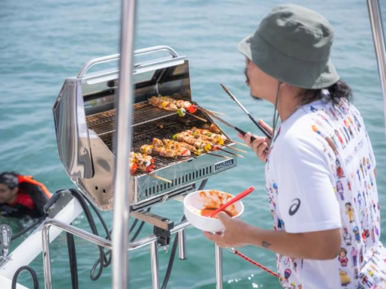 Fountaine Pajot Lucia 40 charter bareboat eller skeppad i Mai Khao