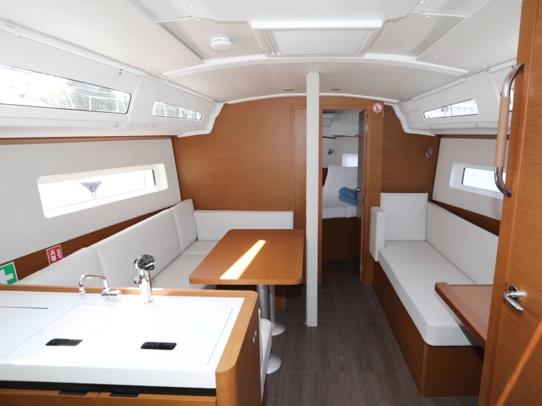 Yacht charter Pula  billig Sun Odyssey 380