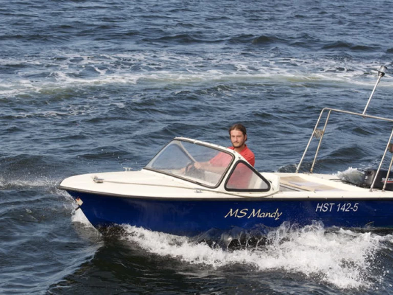 Trainer 1 charter bareboat eller skeppad i Rostock