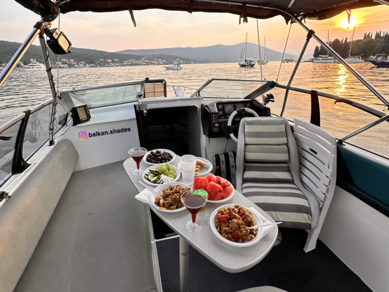 Bayliner Bayliner 2655 Ciera Sunbridge charter bareboat eller skeppad i Kumbor