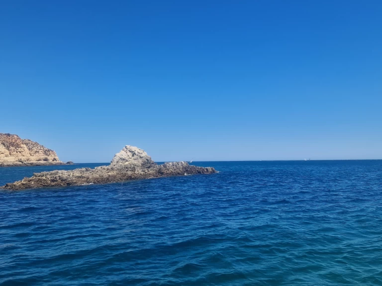 Quicksilver Quicksilver 600 Commander charter bareboat eller skeppad i Portimão