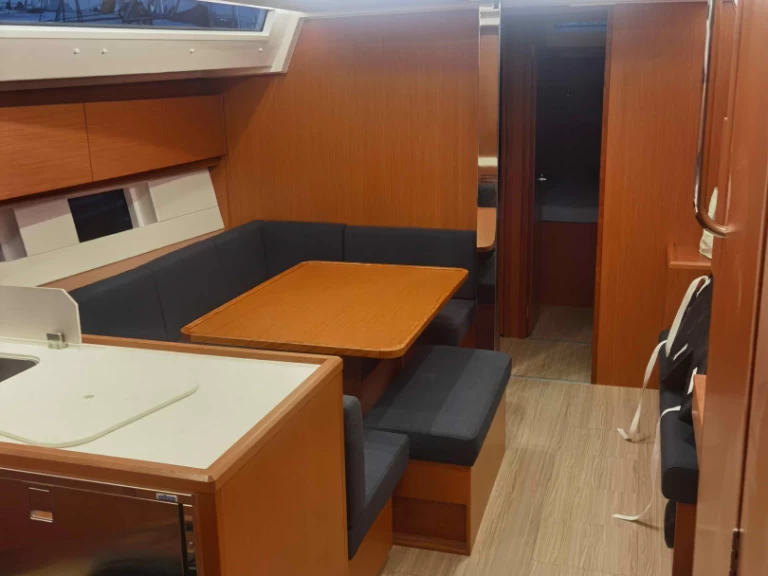 Bavaria Bavaria C45 Holiday charter bareboat eller skeppad i Alimos