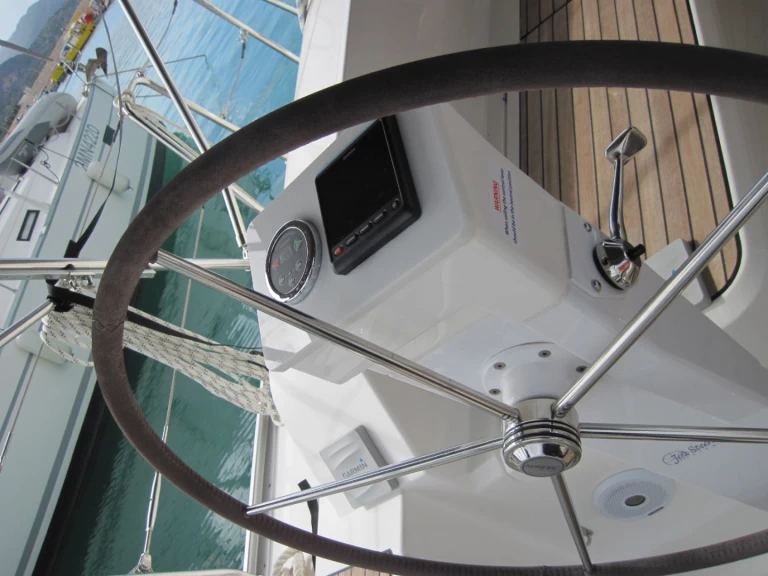 Bavaria Cruiser 41 charter bareboat eller skeppad i Capo d'Orlando