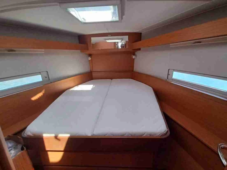 Dufour Dufour 430 charter bareboat eller skeppad i Rodi Garganico