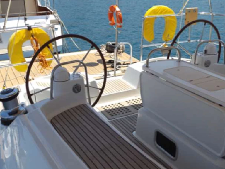 Uthyrning Segelbåt  Jeanneau med en båtlicens 