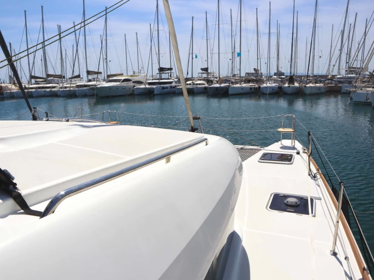 Lagoon Lagoon 40 charter bareboat eller skeppad i Alimos