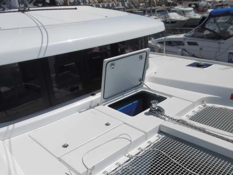 Lagoon Lagoon 42 charter bareboat eller skeppad i Bormes-les-Mimosas