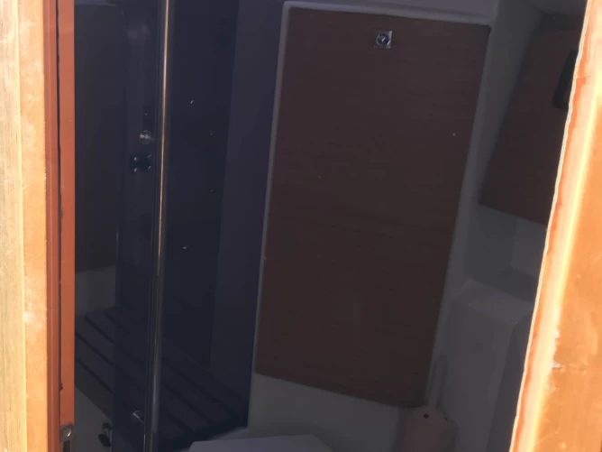 Uthyrning Segelbåt  Jeanneau med en båtlicens 