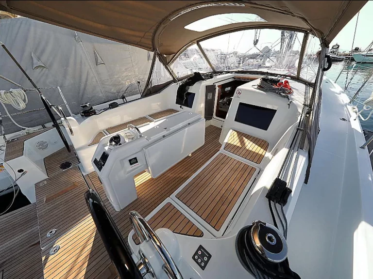 Uthyrning Segelbåt  Jeanneau med en båtlicens 