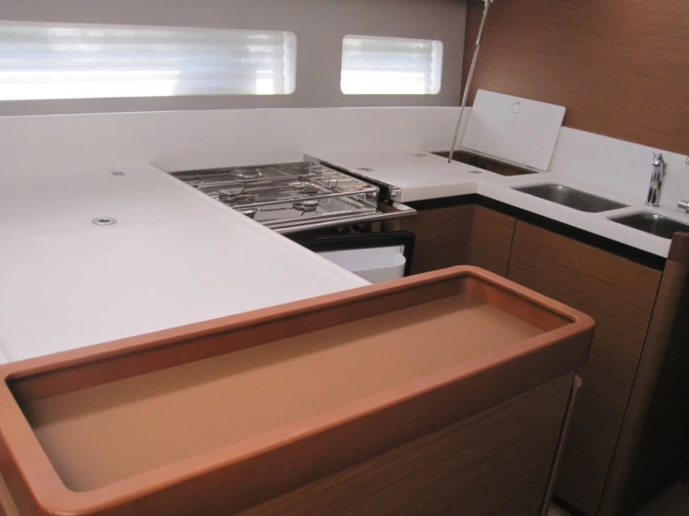 Jeanneau Sun Odyssey 440 charter bareboat eller skeppad i Capo d'Orlando