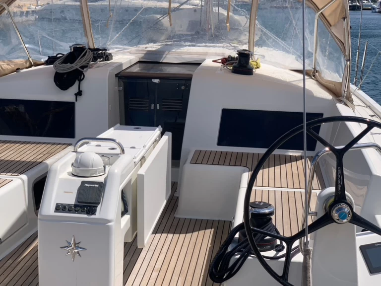 Jeanneau Sun Odyssey 490 charter bareboat eller skeppad i Portisco