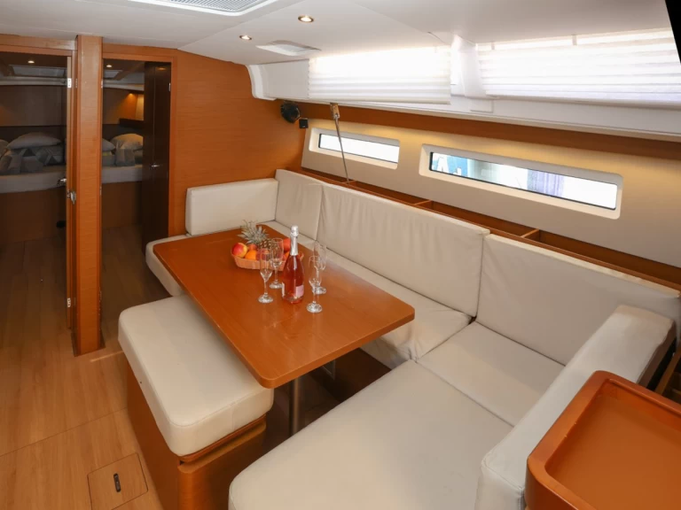 Uthyrning Segelbåt  Jeanneau med en båtlicens 