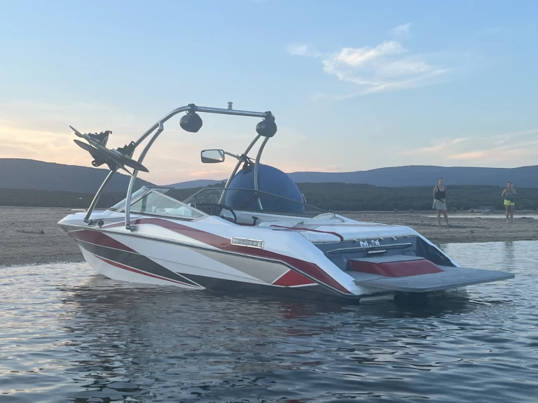 Uthyrning Motorbåt  Régal med en båtlicens 