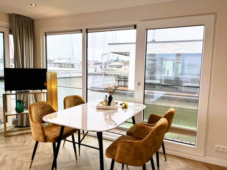 Uthyrning Kanalbåt FLOATING med en båtlicens 