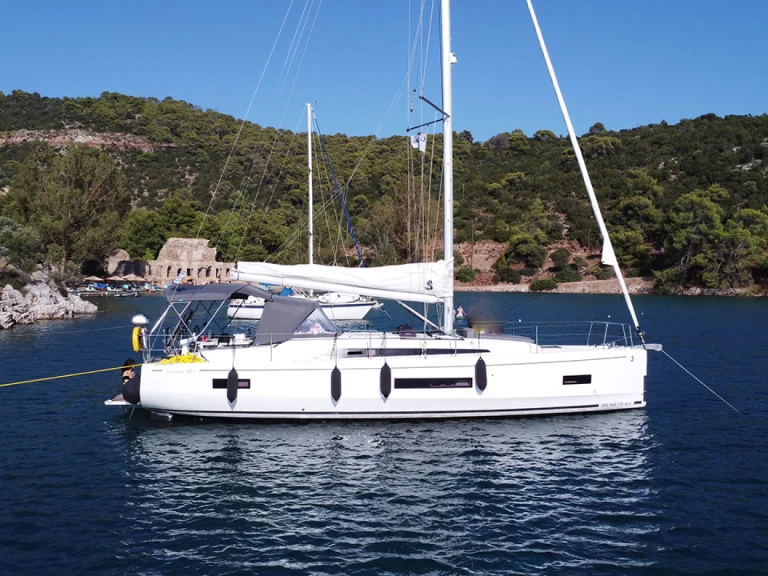 Bénéteau Oceanis 40.1 charter bareboat eller skeppad i Alimos