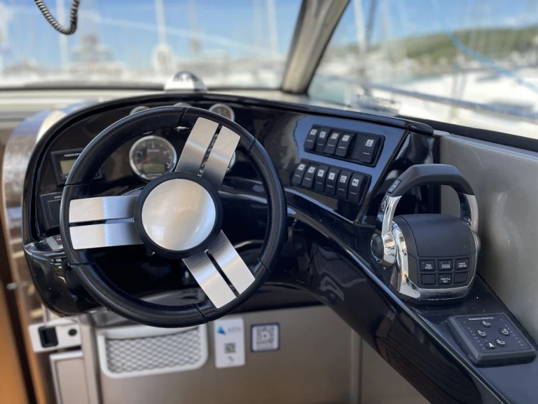 Uthyrning Motorbåt  Grginić med en båtlicens 