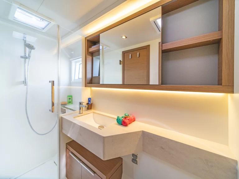 Hyra Katamaran  med eller utan skeppare Lagoon Lefkáda 