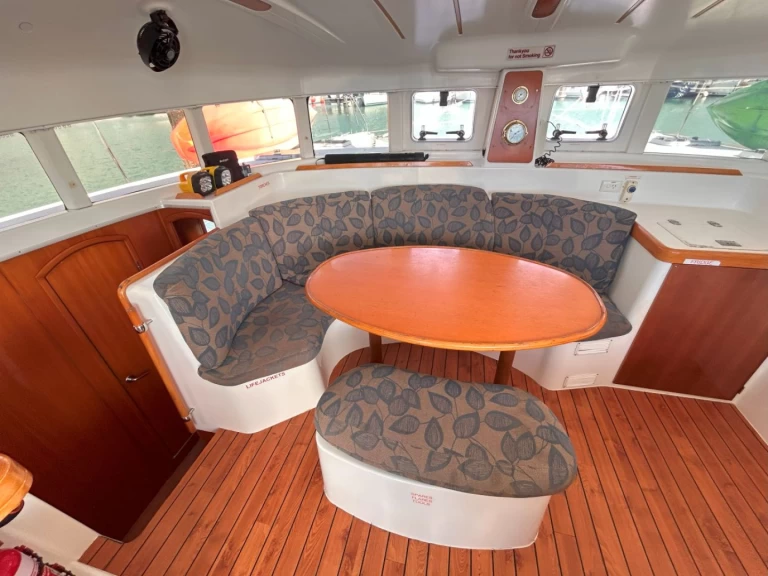 Yacht charter Airlie Beach billig Lagoon 380