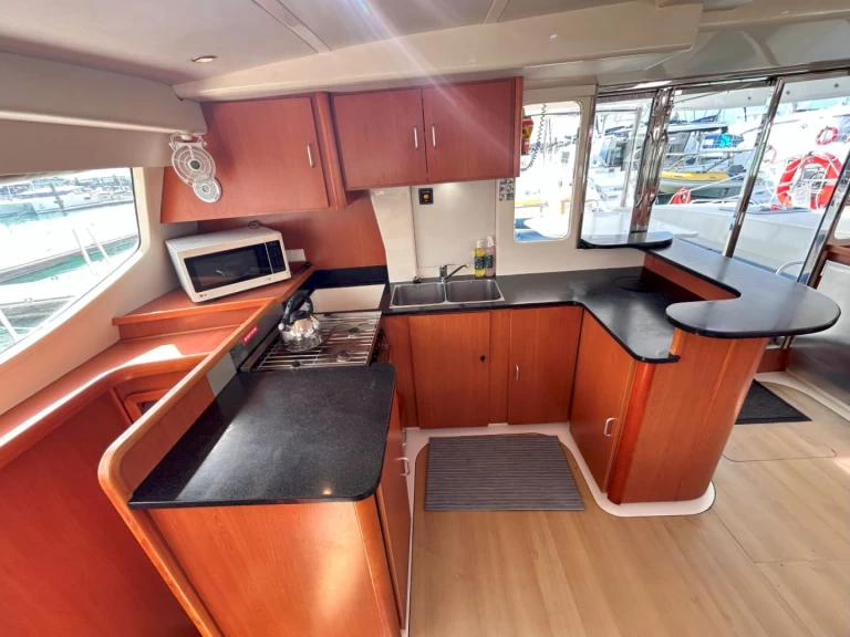 Uthyrning Katamaran  Leopard Catamarans / Robertson & Caine med en båtlicens 