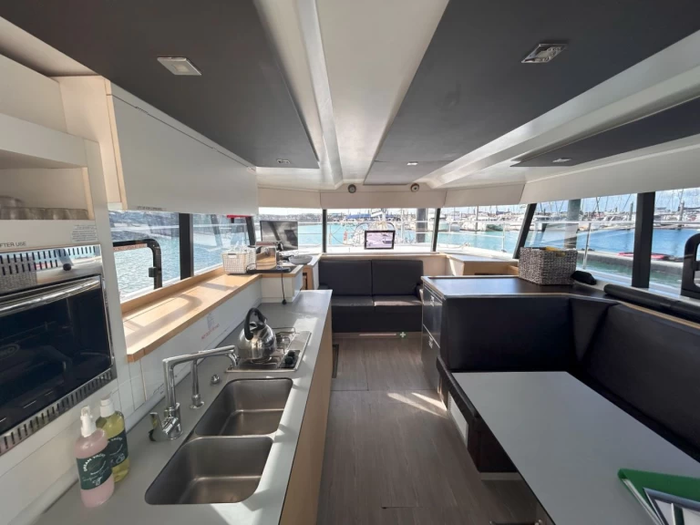 Fountaine Pajot Fountaine Pajot MY 37 charter bareboat eller skeppad i Airlie Beach