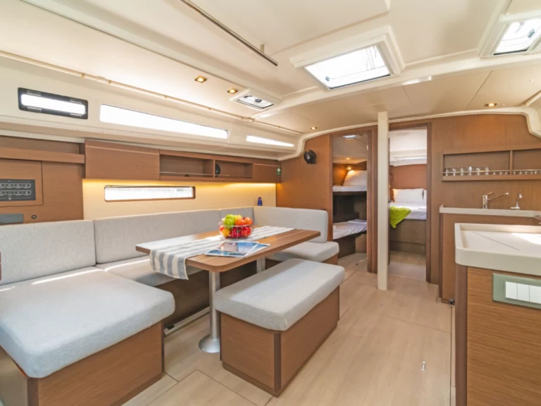 Hyr en Bénéteau Oceanis 40.1 Alimos 