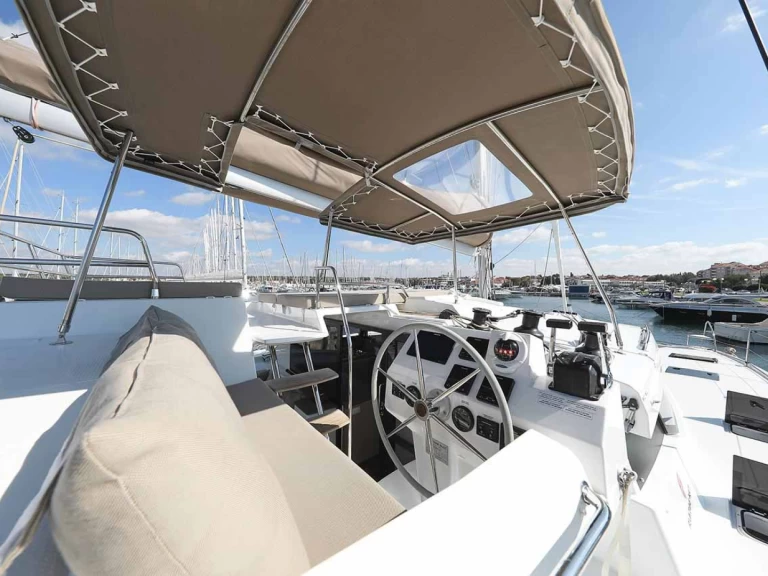 Fountaine Pajot Saona 47 charter bareboat eller skeppad i Biograd Na Moru