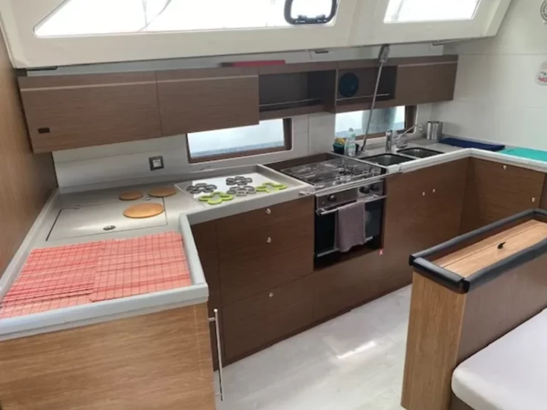 Hyr en Bénéteau Oceanis 46.1 Alimos 