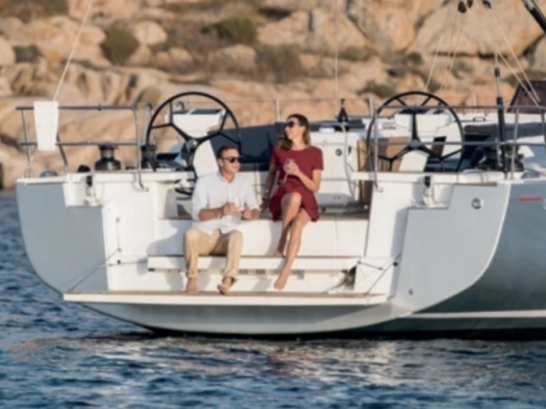 Hyr en Bénéteau Oceanis 51.1 Alimos 