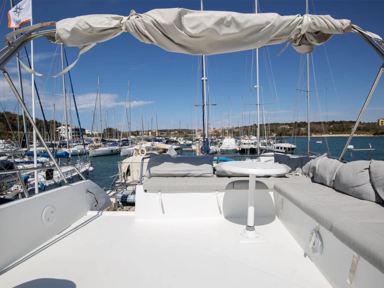 Fountaine Pajot Fountaine Pajot MY 37 charter bareboat eller skeppad i Pomer