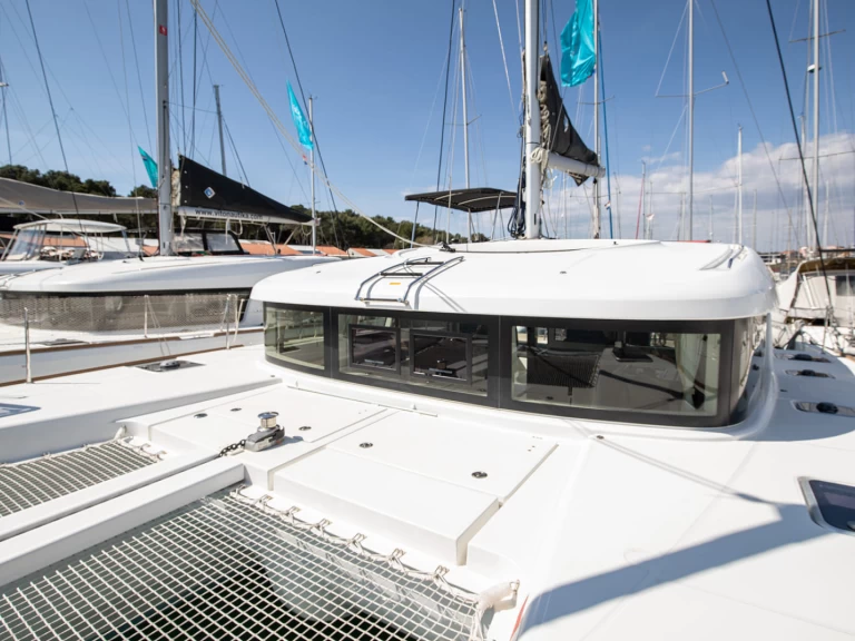 Lagoon Lagoon 40 charter bareboat eller skeppad i Pomer