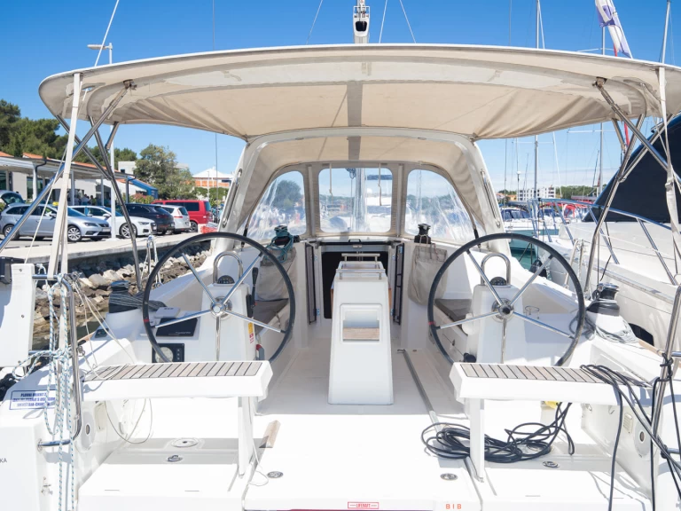 Hyr en Bénéteau Oceanis 35 Pomer 