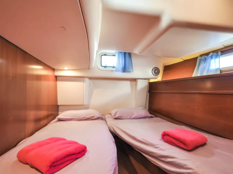 Uthyrning Segelbåt  Jeanneau med en båtlicens 