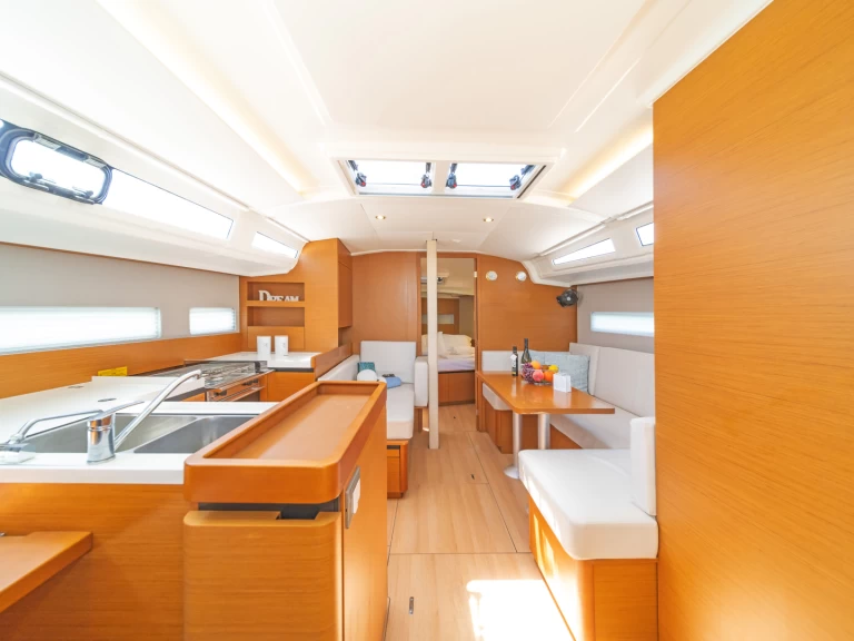 Uthyrning Segelbåt  Jeanneau med en båtlicens 