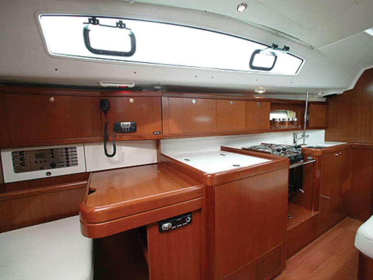 Yacht charter Eleusis billig Oceanis 40