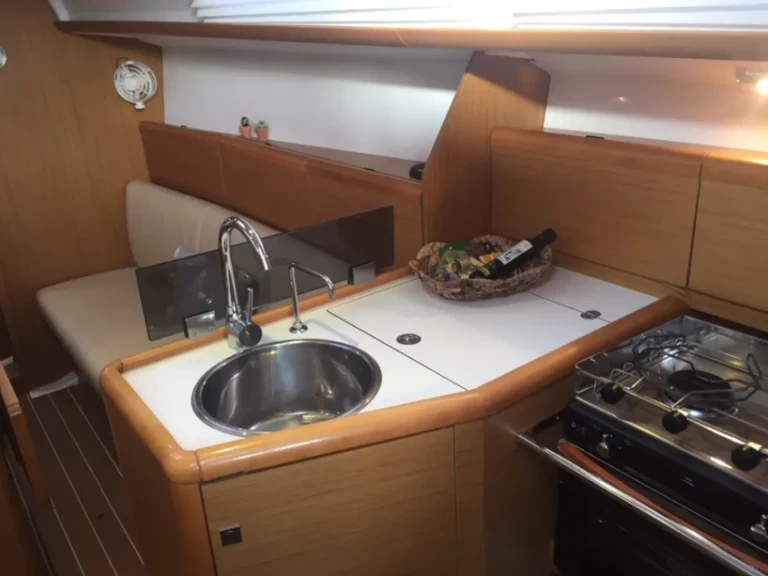 Jeanneau Sun Odyssey 33i charter bareboat eller skeppad i Gouvia