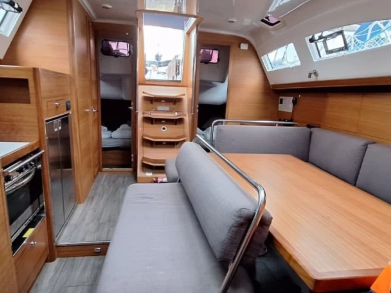 Elan Impression 45.1 charter bareboat eller skeppad i Trogir 