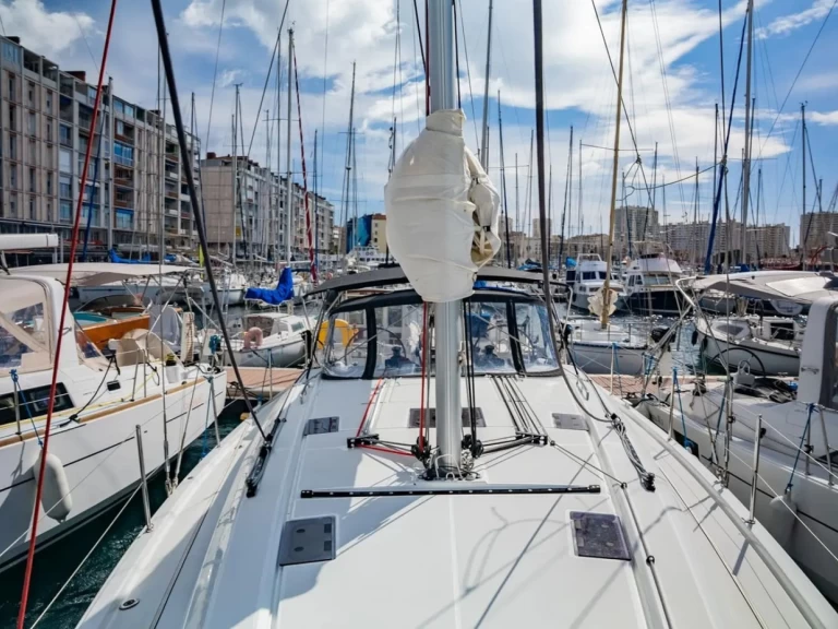 Bénéteau Oceanis 40.1 charter bareboat eller skeppad i Toulon