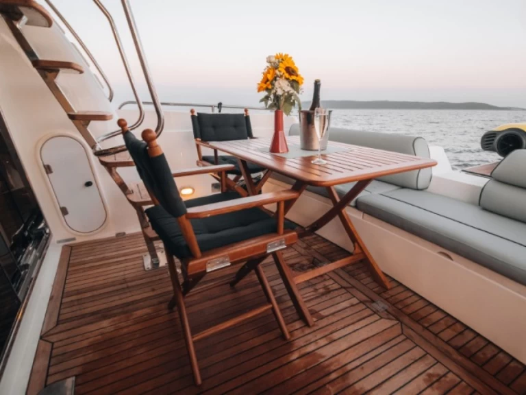 Hyr en Sunseeker Manhattan 48 Fly Kaštel Gomilica 