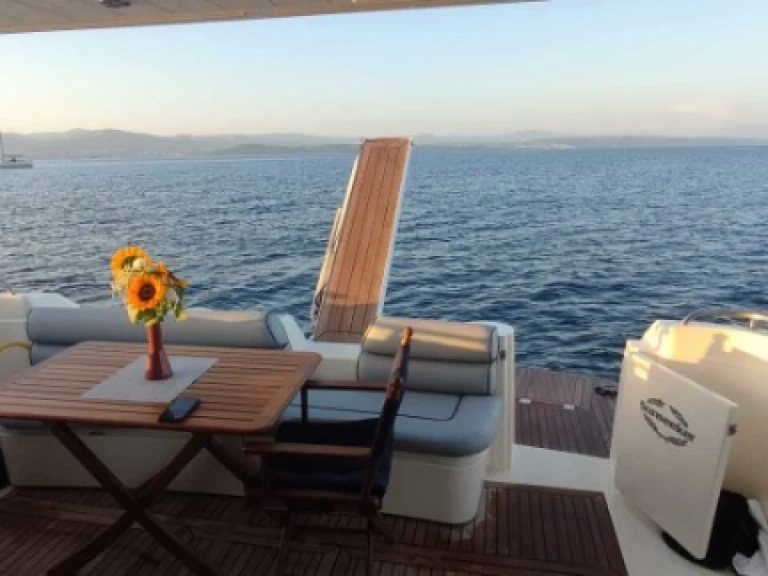 Yacht charter Kaštel Gomilica billig Manhattan 48 Fly
