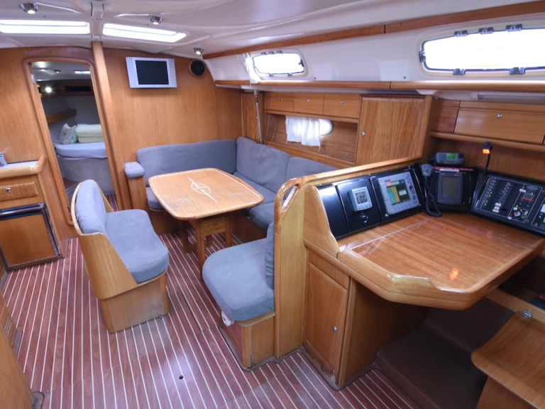 Bavaria Bavaria 42 Cruiser charter bareboat eller skeppad i Punat